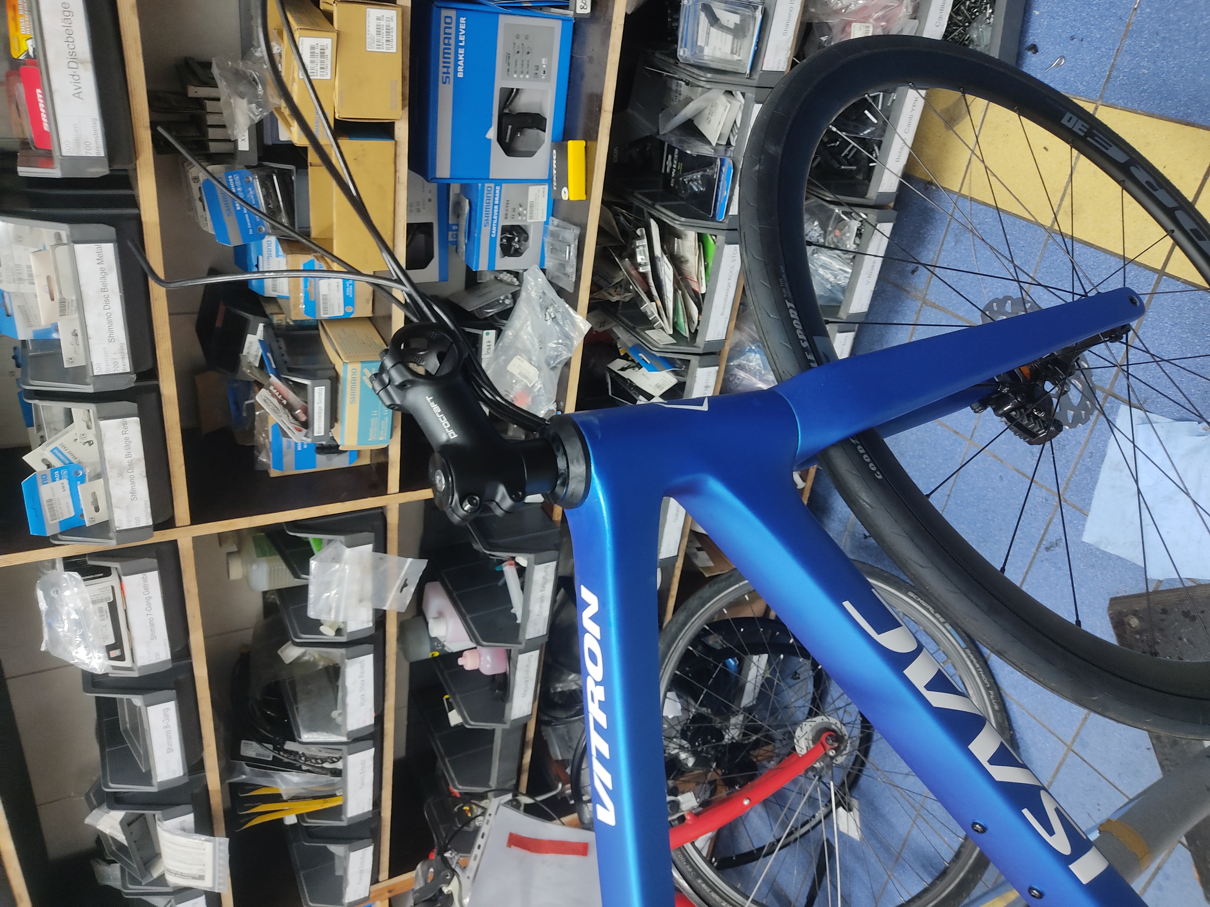 The installation is complete, stem cap etc